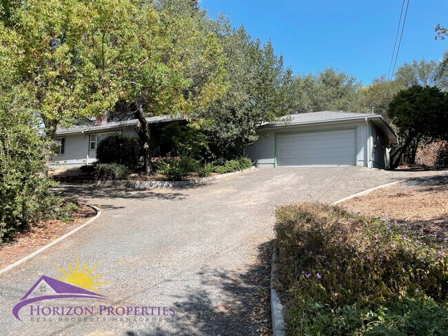 Building Photo - Bright 3 Bed 2 Bath 1,802 Sq. Ft. Granite ...