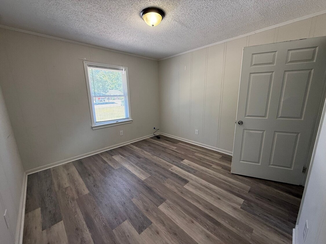 Building Photo - 1707 Birchwood Dr SE