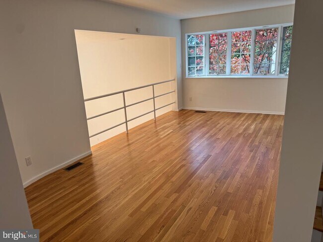 Foto del edificio - 4920 Butterworth Pl NW