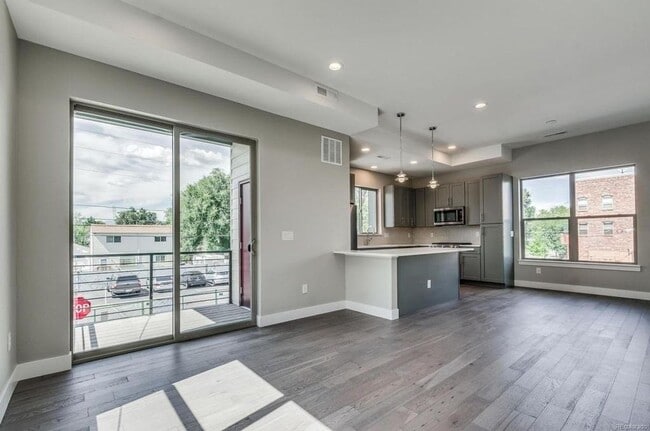 Building Photo - Luxurious End-Unit Modern Townhome at 5360...
