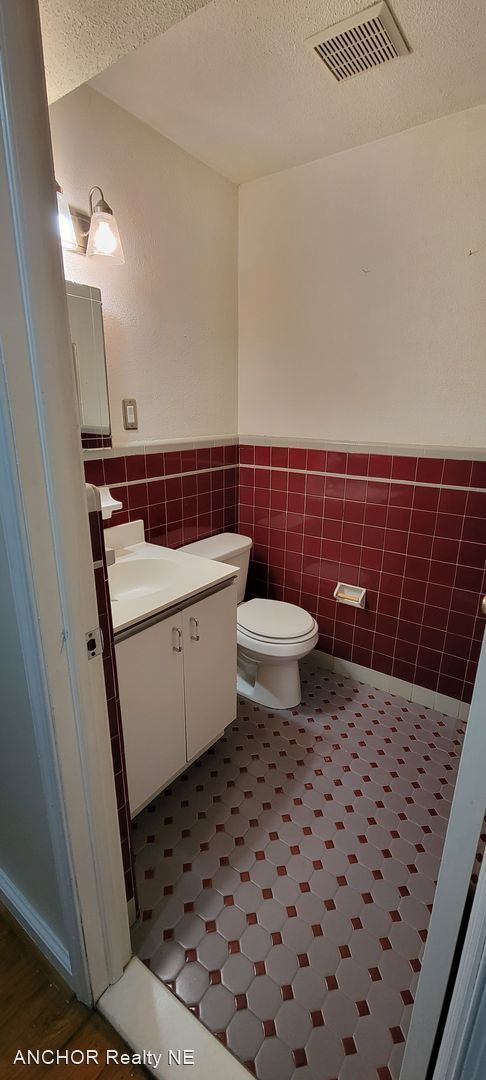 Building Photo - 3 br, 2.5 bath House - 6911 Oxford Ave.