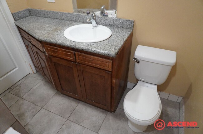 Foto del edificio - Charming 2 Bed / 1 Bath in 93305 – Pet-Friendly with Pest Control Included!