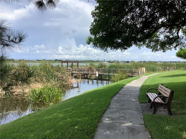 Foto del edificio - 10125 Sailwinds Blvd N