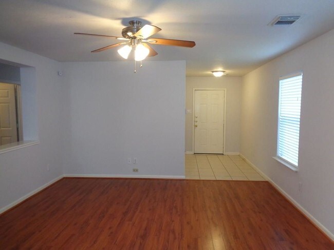 Foto del edificio - 11415 Log Cabin Ln