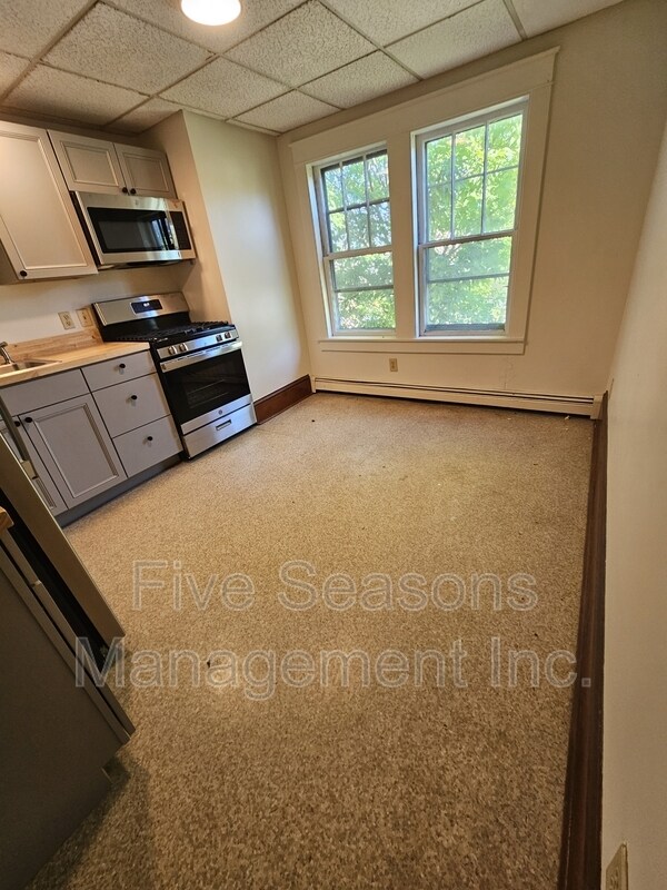 Foto del edificio - 465-467 Colchester Avenue - 2