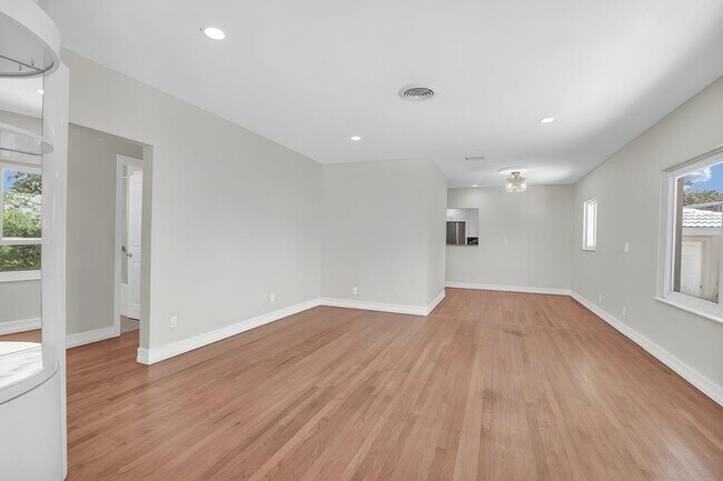 Building Photo - 3216 Karen Dr