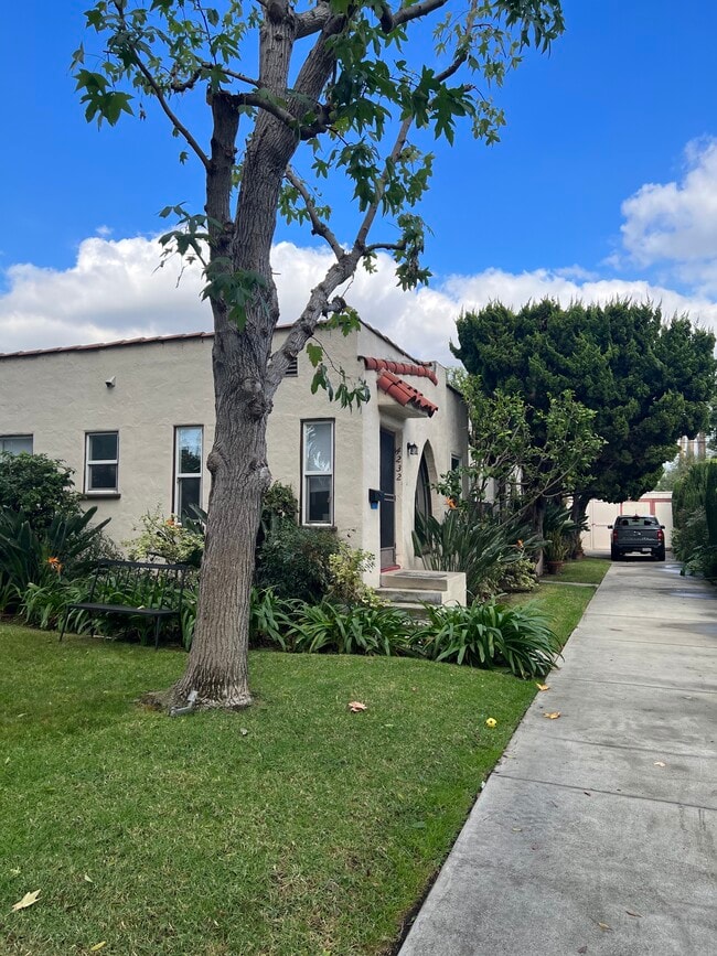 Building Photo - 4234 Lincoln Ave