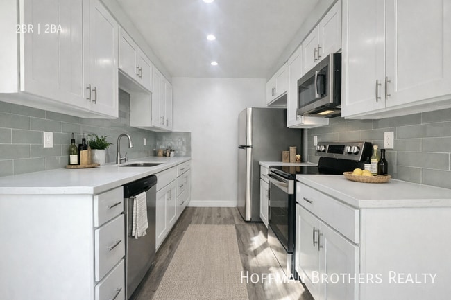 Building Photo - 231 N La Peer Dr