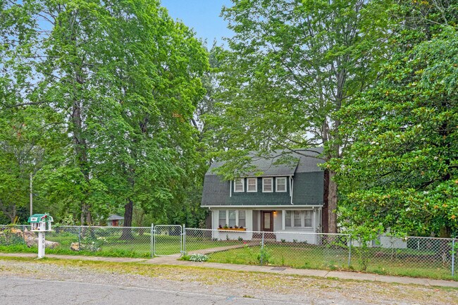 Building Photo - 205 W Main St