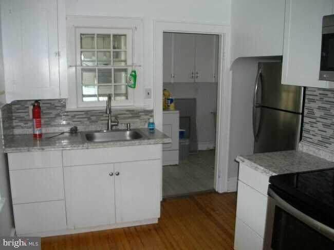 Building Photo - 377 Ives Ave
