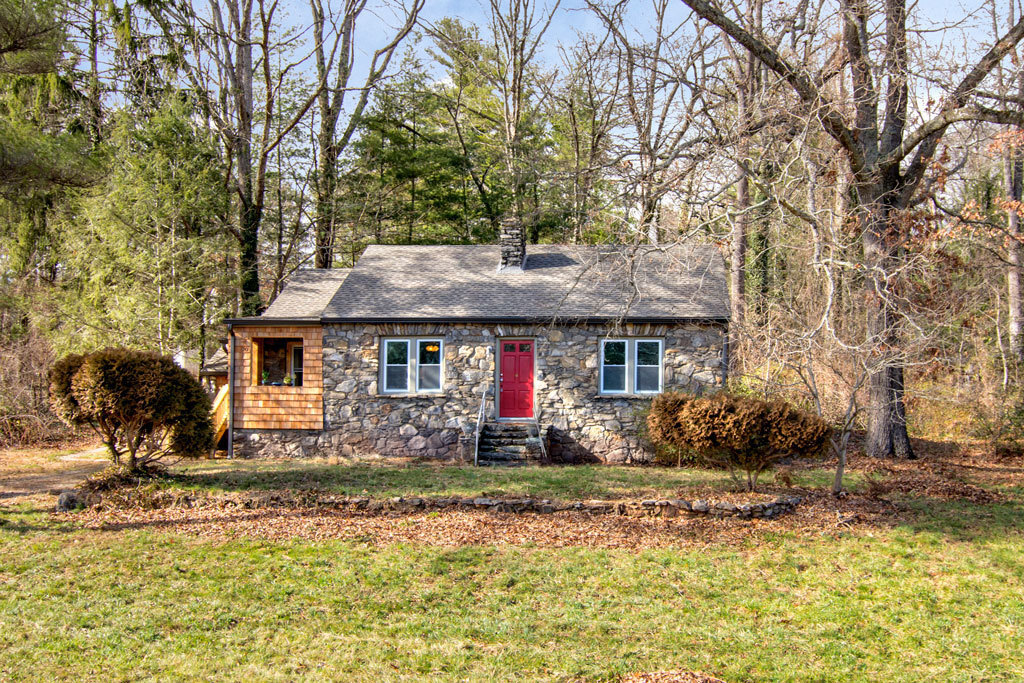 Foto principal - Updated Stone Cottage in East Asheville!