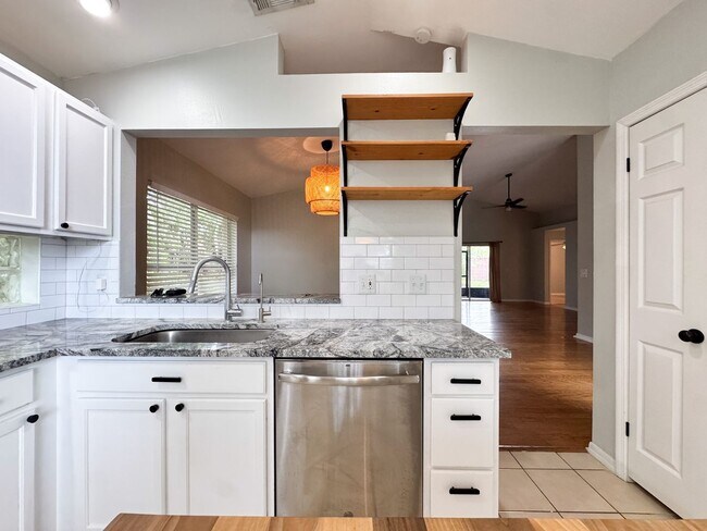 Foto del edificio - Beautifully upgraded 3/2 with double car garage!