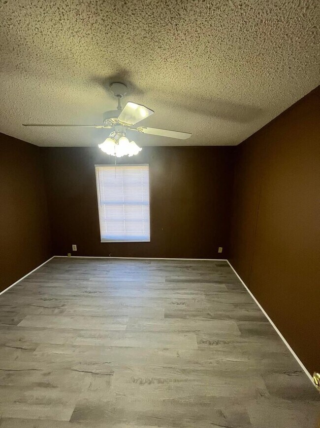 Building Photo - 5 Bed 2.5 Bath House- Metter GA