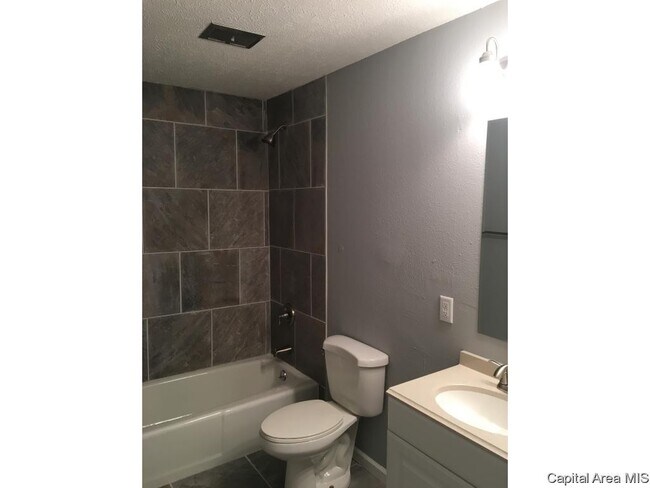 Foto del edificio - Beautiful 3 Bedroom Mid Century Modern Home Near Lake Springfield $1750.00