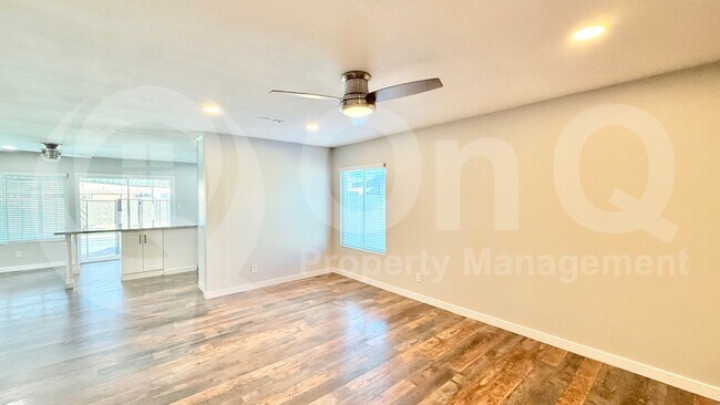 Foto del edificio - 726 W Grove Cir