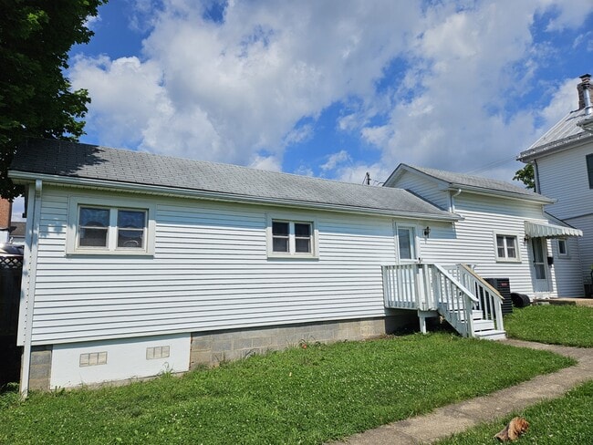Building Photo - 208 E Main St