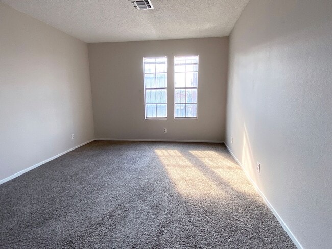 Building Photo - Great two bedroom townhouse for rent