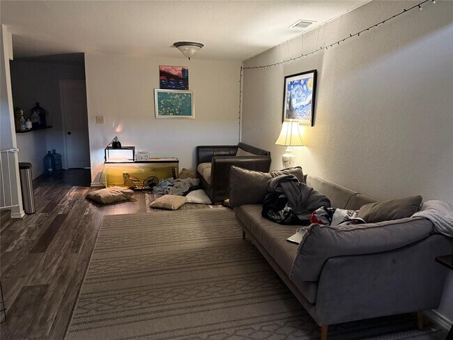 Foto del edificio - 2425 Holly Hall St