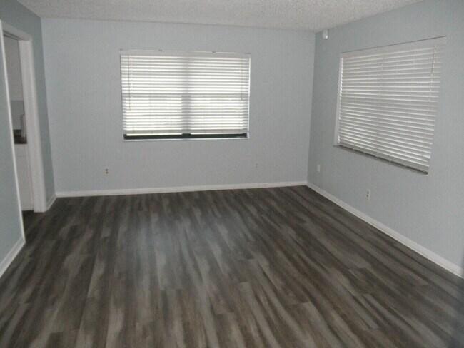 Foto del edificio - 4648 Summit Blvd