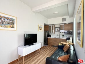 Building Photo - 507 N San Vicente Blvd