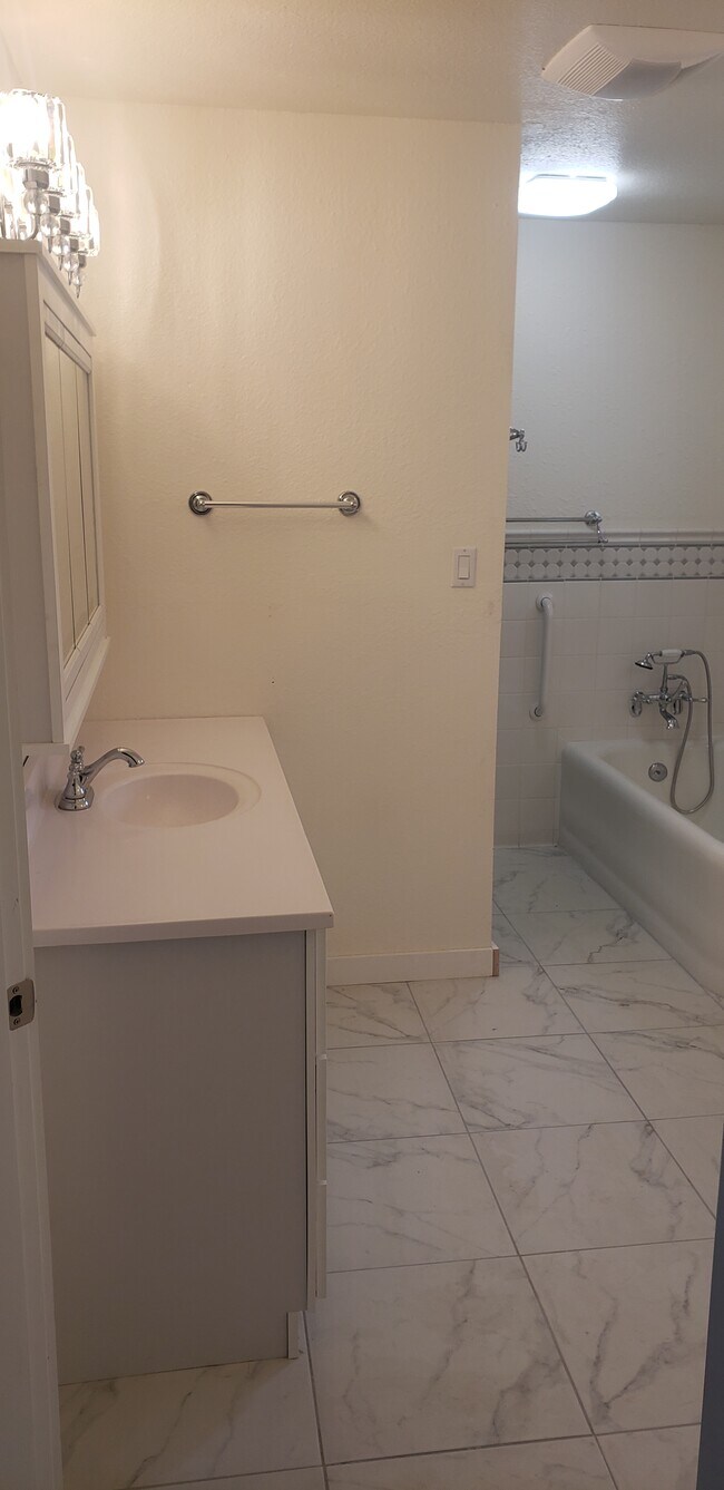 Building Photo - 576 K St