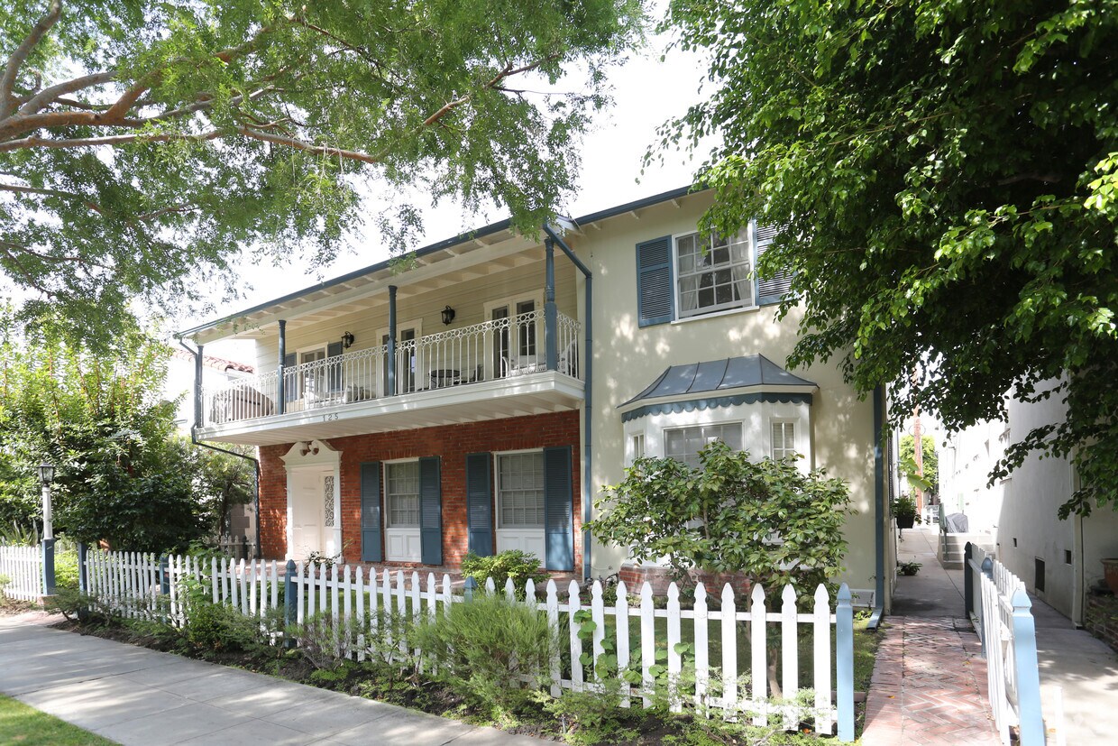 Primary Photo - 125 S Crescent Dr