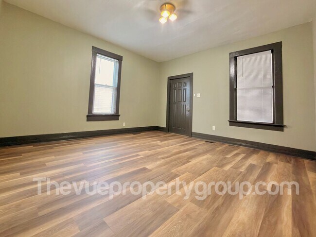 Foto del edificio - Charming Three-Bedroom with Garage & Fenced Yard