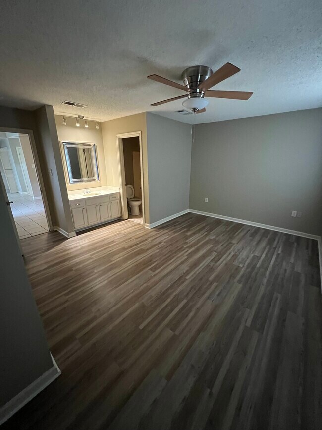 Building Photo - 1127 Willow Creek Dr