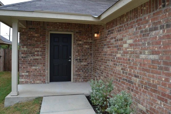 Foto del edificio - 5915 Camier Cove