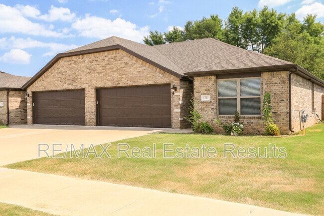 Building Photo - 1521 Purple Finch St