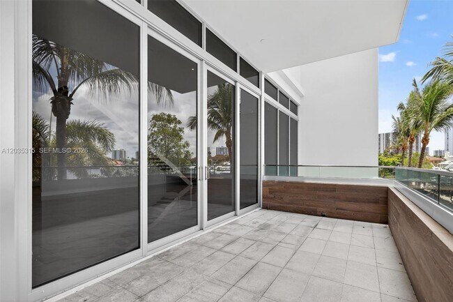 Foto del edificio - Yacht Club Way, Aventura, FL 33180 - 4 BR 4.5 BA townhouse