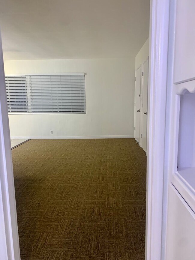 Foto del edificio - Spacious 1bd/1bth Upstairs Unit