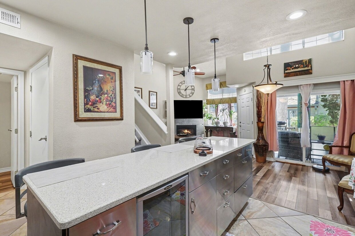 Updated 2 bed 2.5 bath End Unit Townhome in Lochmoor! - Updated 2 bed 2.5 bath End Unit Townhome in Lochmoor!