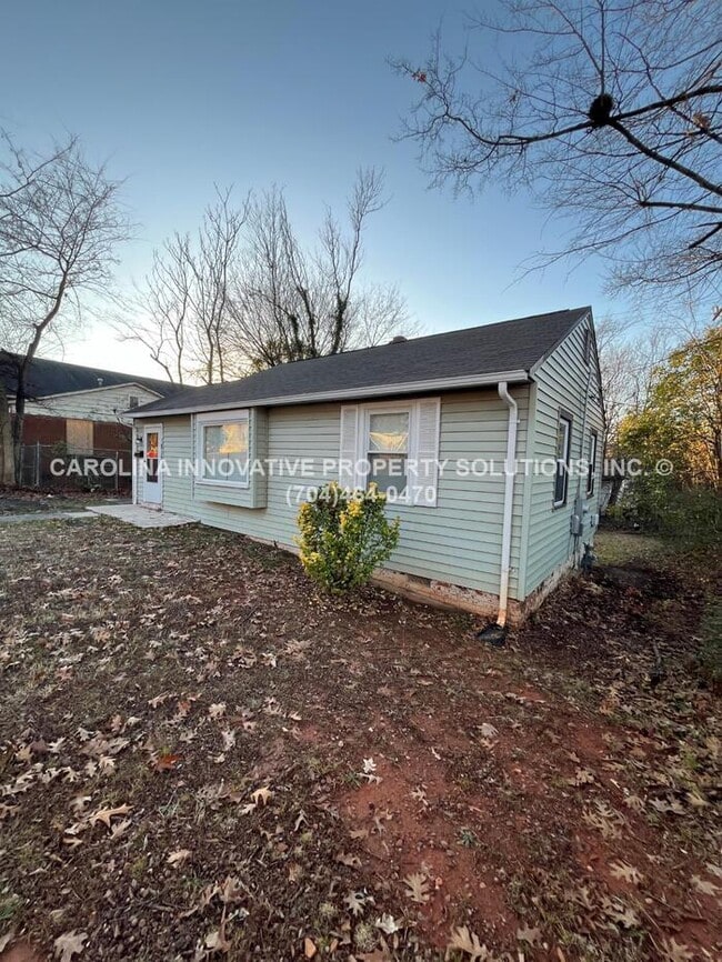 Building Photo - 1815 Double Oaks Rd