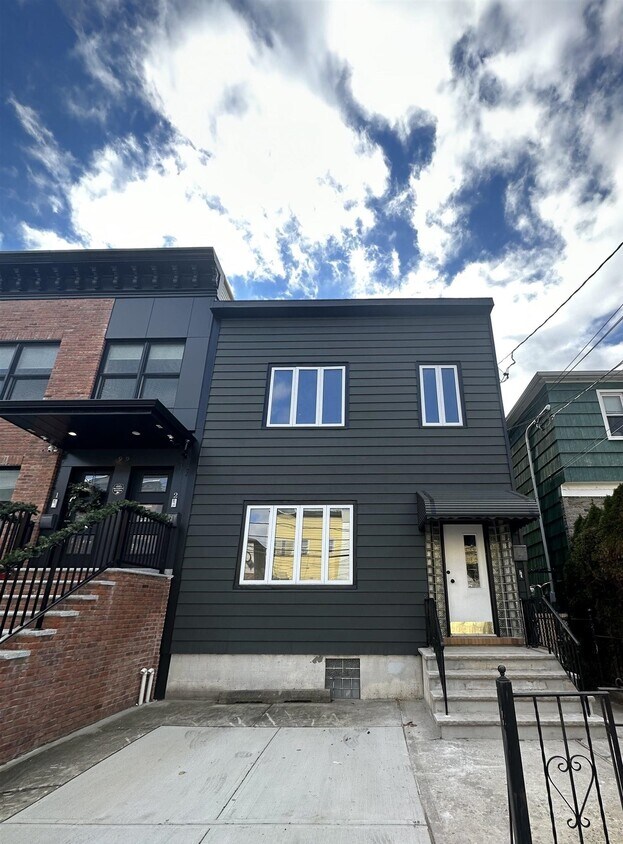 Primary Photo - 101 Bowers St