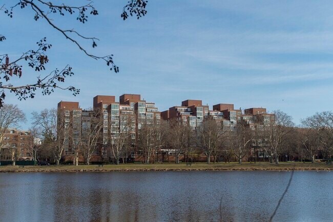 Foto del edificio - 975 Memorial Dr