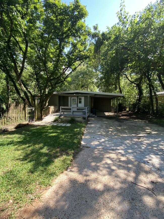 Foto del edificio - 3 bed 2 bath home with a fenced-in yard! Available August 2026!