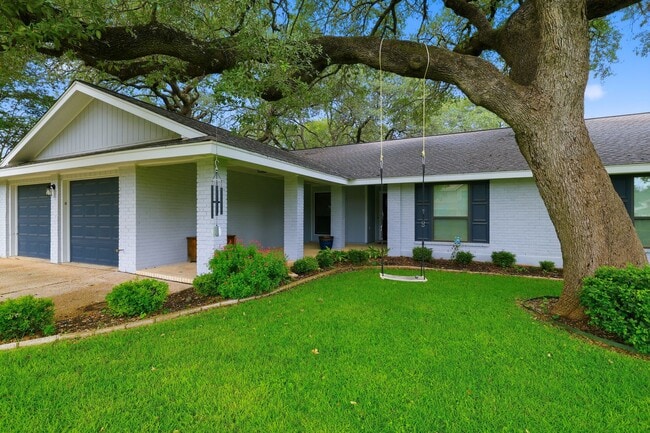Building Photo - Corner Lot Gem in Oak Meadow