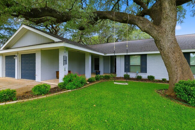 Foto del edificio - Corner Lot Gem in Oak Meadow