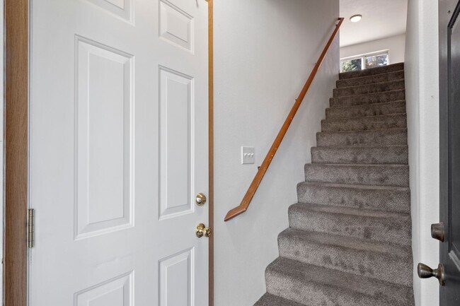 Building Photo - Downtown / Peaceful Valley 2 Bed 2 Bath ho...