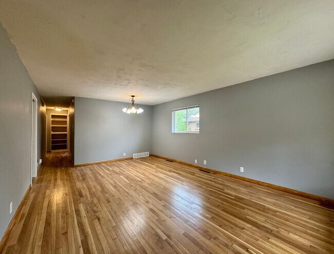 Building Photo - 3 Bedroom Home Walking distance to Sloan Lake & Highlands! Available NOW!!