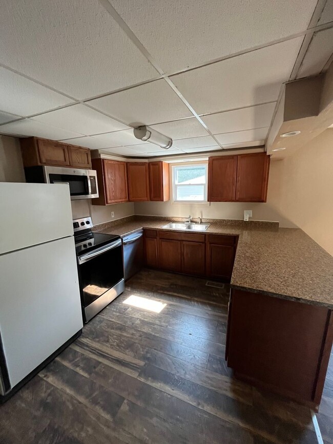 Building Photo - SPRING SPECIAL: HALF OF FIRST MONTH RENT! ...