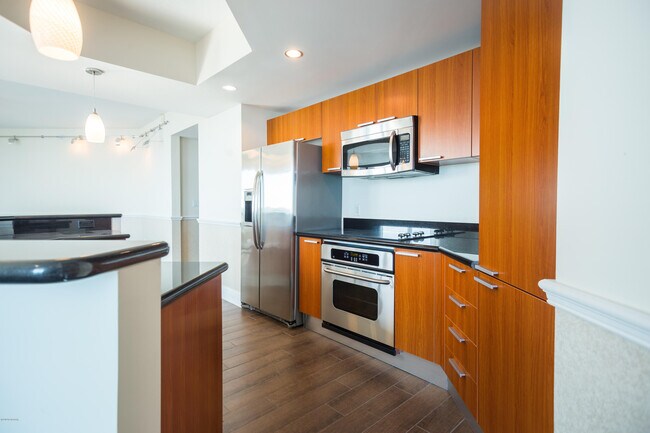 Building Photo - 241 Riverside Dr