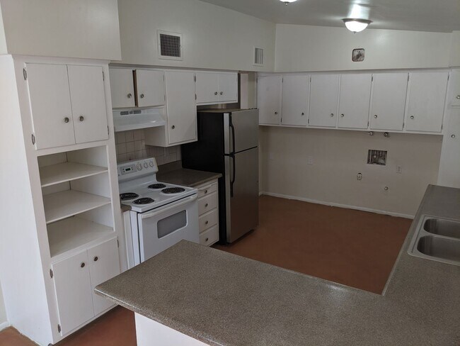 Building Photo - Gorgeous Sam Hughes / UofA Area Home - 3bd...