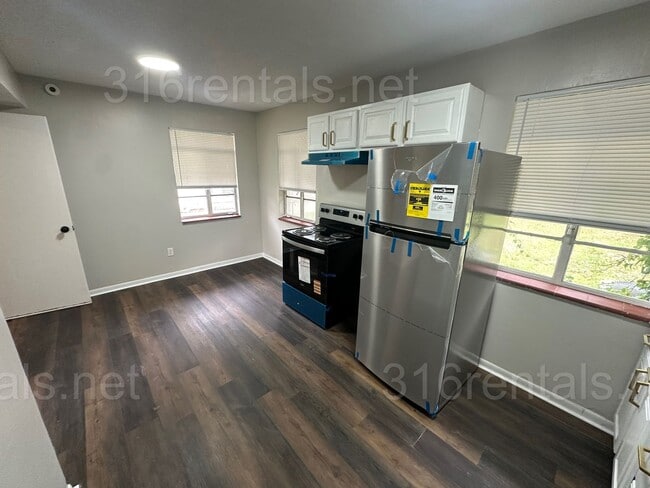Building Photo - $1045 - 2 bed 1 bath - Single Family Home