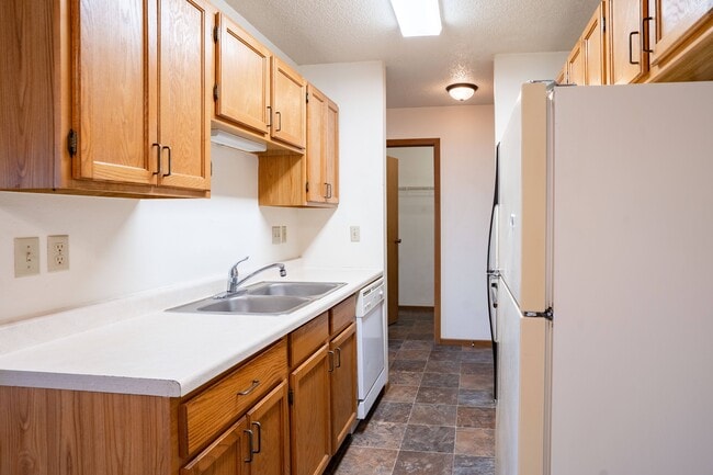Fargo, ND Southgate Apartments | 21D | Kitchen - Southgate