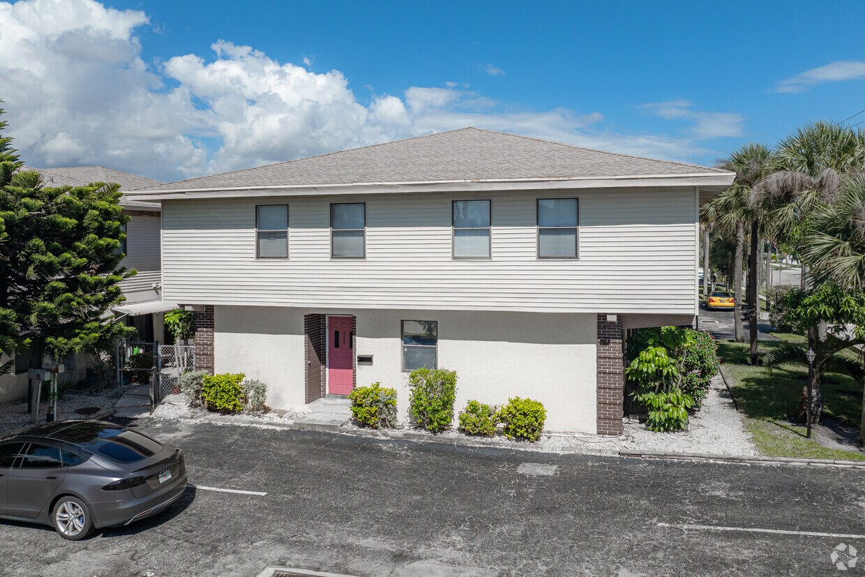 Alternar - Cedar Crest Apartments