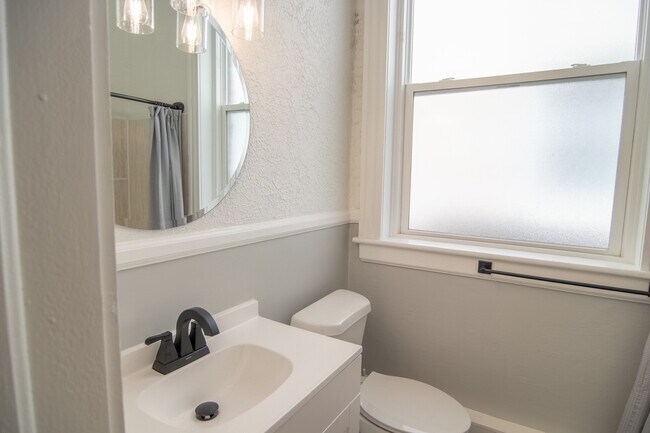 Foto del edificio - 219 S Grand Ave