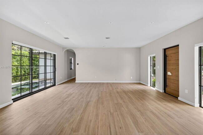 Foto del edificio - 635 Bird Rd