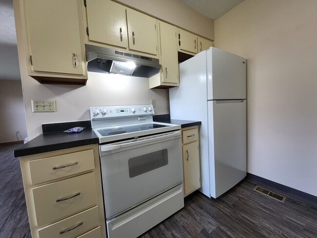 Building Photo - 220 Heritage Cir